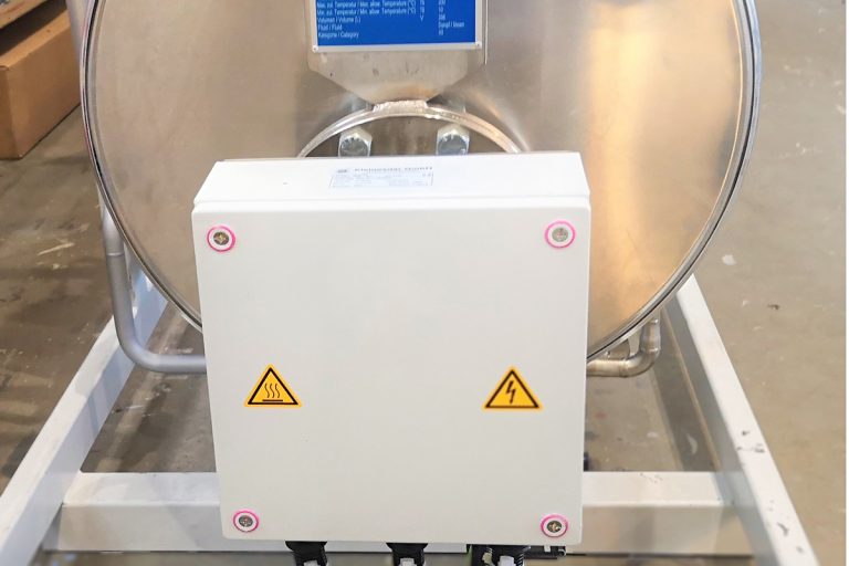 Electrically heated thermal oil heating system