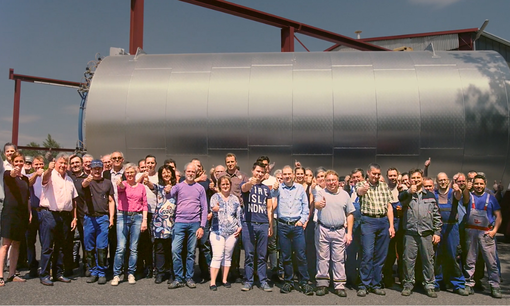 Das AURA-Team steht vor einer großen Anlage
