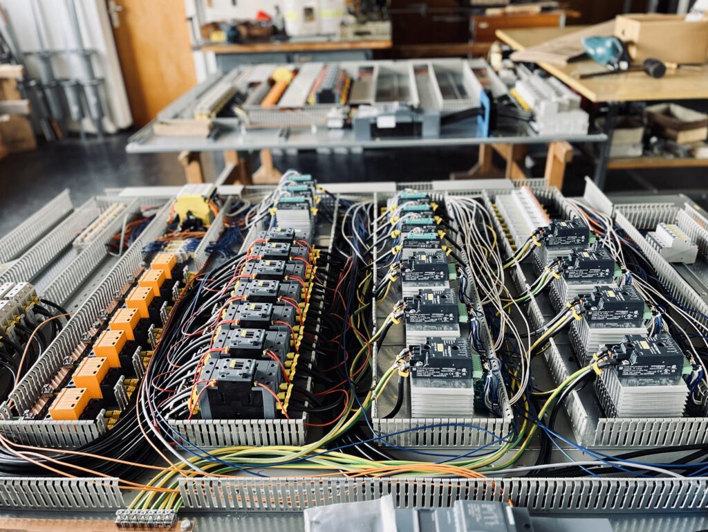 Das Innere eines Schaltschranks