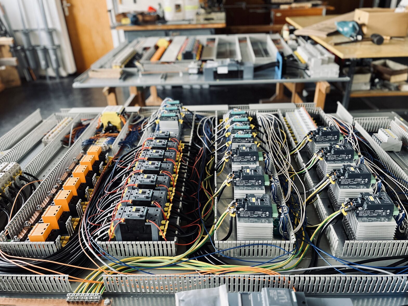 Das Innere eines Schaltschranks