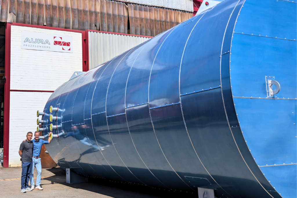 2 Männer vor einem großen Kessel