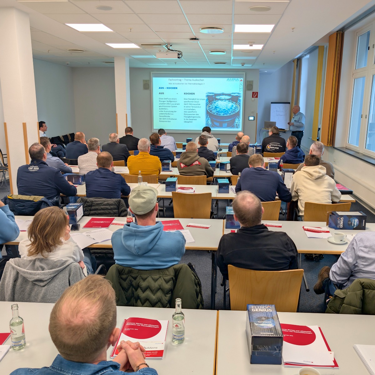 Personen von hinten, Vortrag