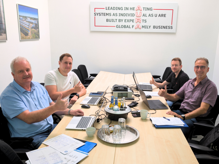 4 Personen am Besprechungstisch