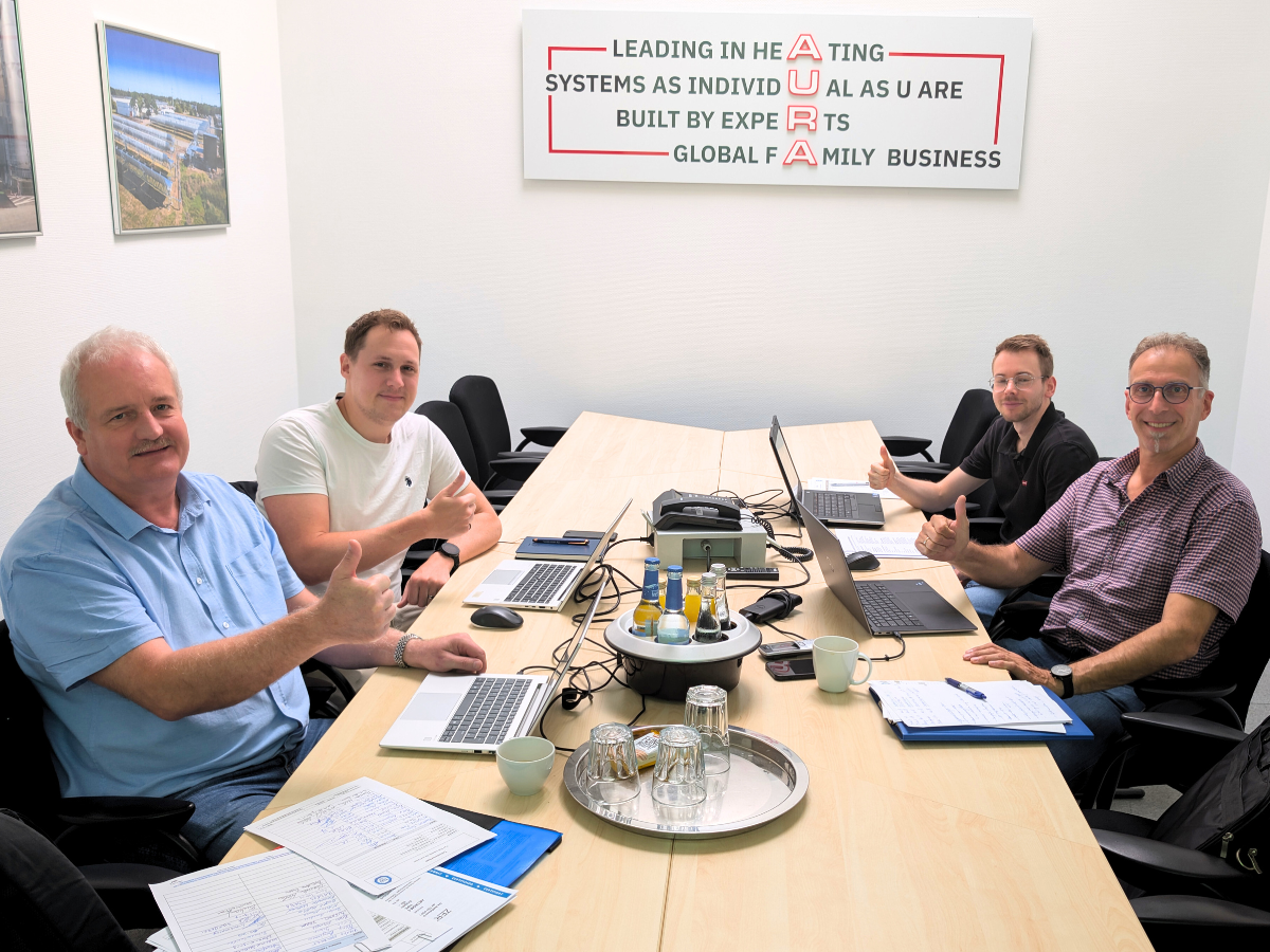 4 Personen am Besprechungstisch