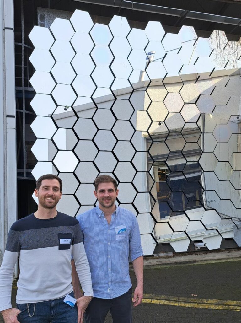 2 Personen vor Spiegeln