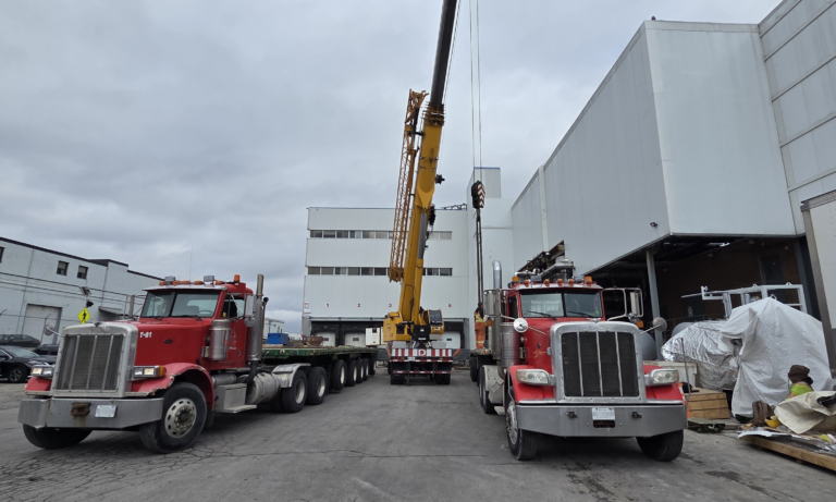Zwei kanadische Trucks bei Anlieferung