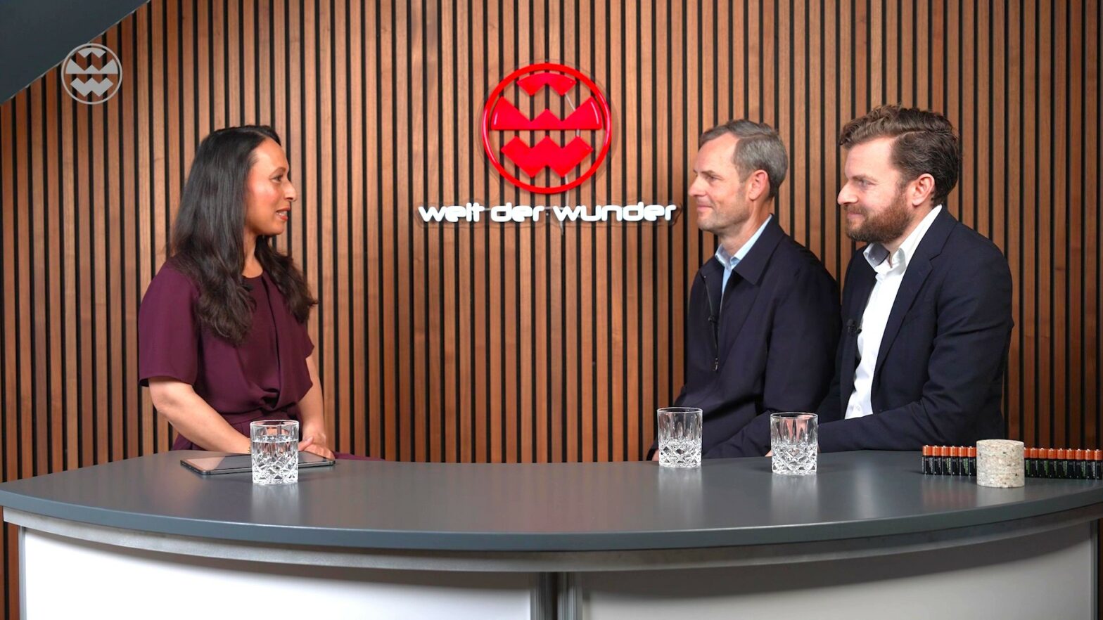 Drei Personen im Interview