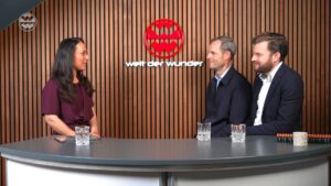 Drei Personen im Interview
